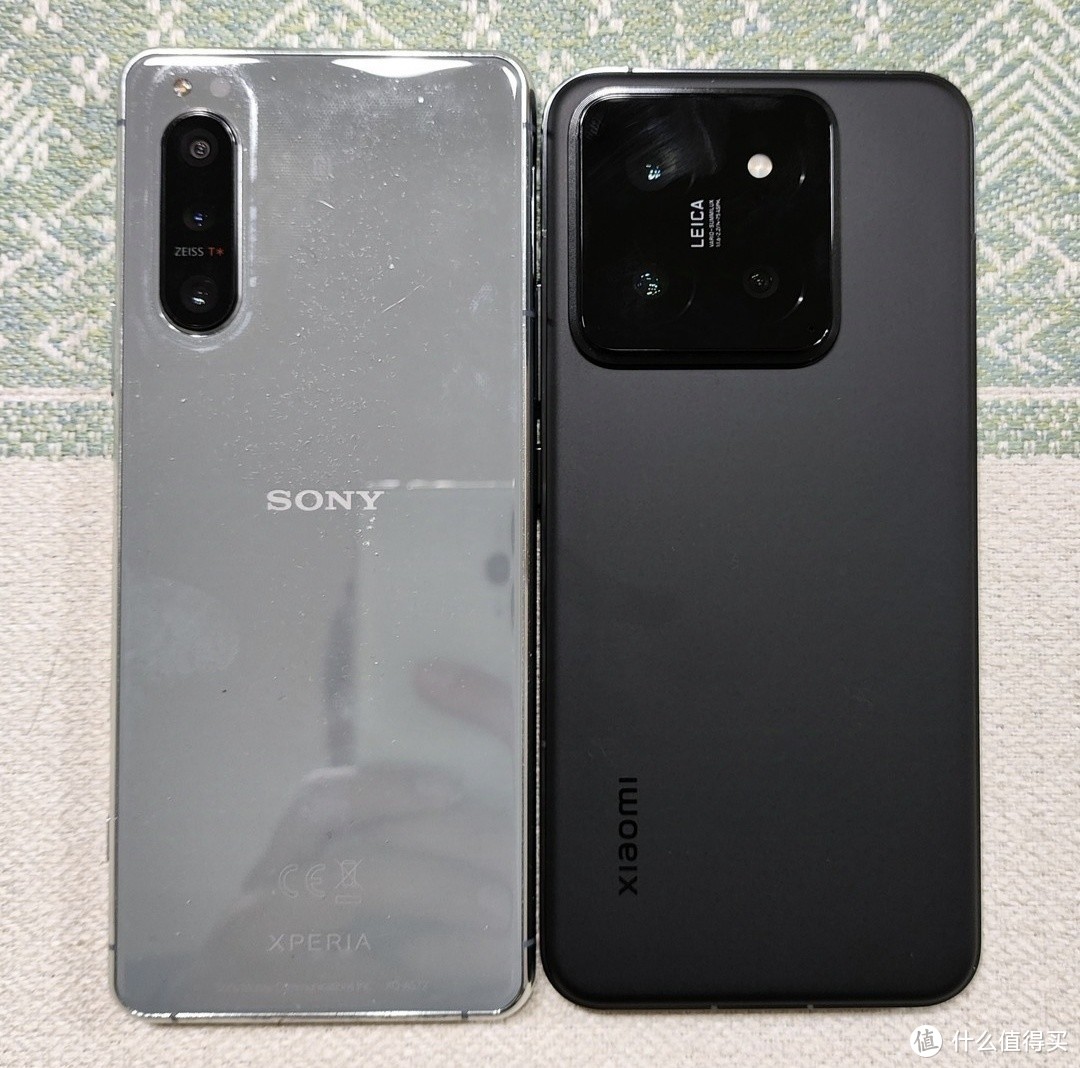 小米14和索尼xperia 5 ii合影